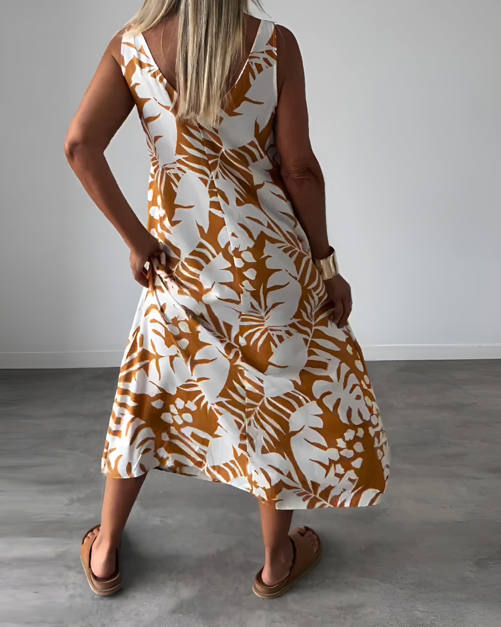 Women's Sleeveless Draped Evening Dress with Flowing Design and Versatile Style