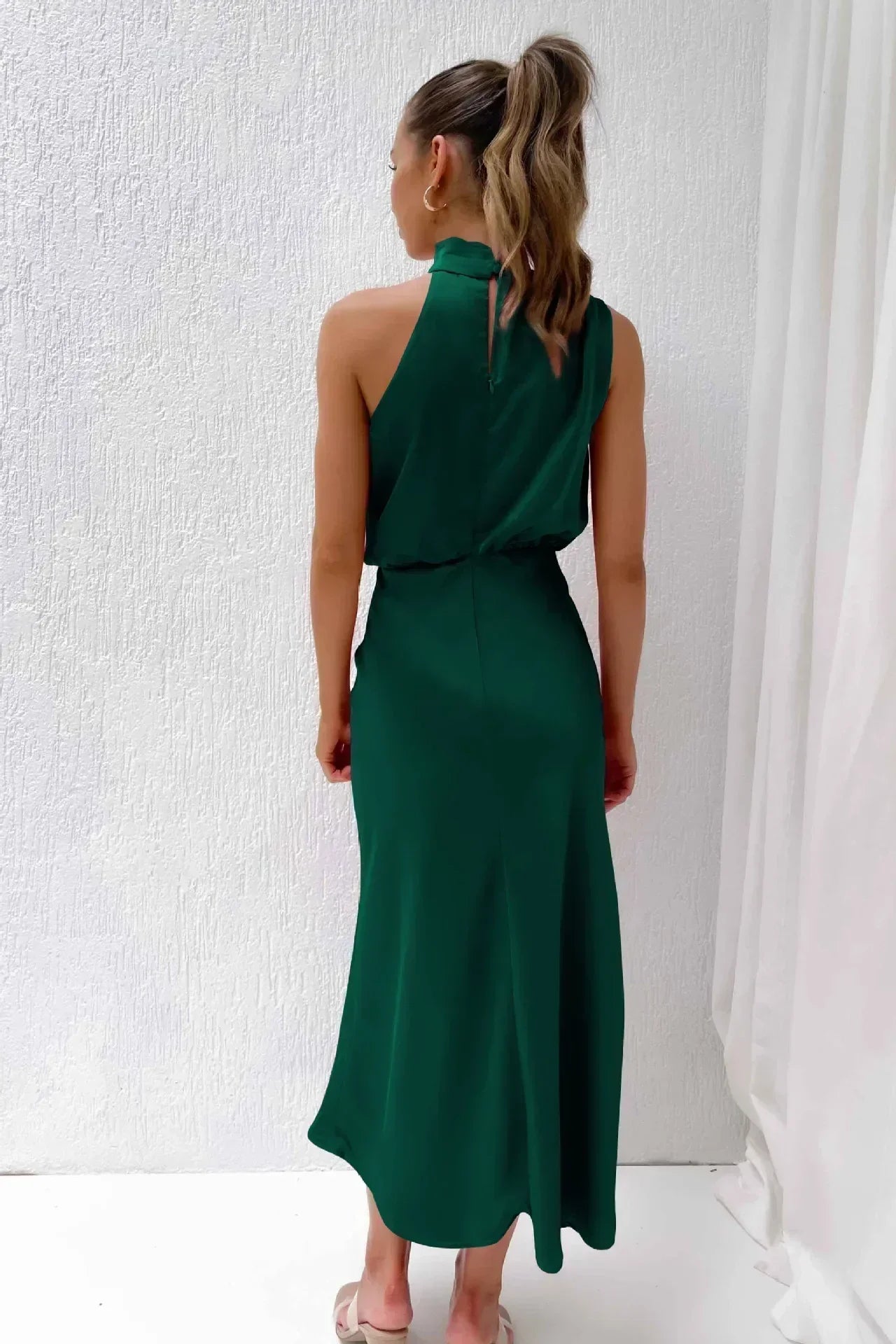 Women's Halter Evening Dress with Open Back and Floor-Length Design