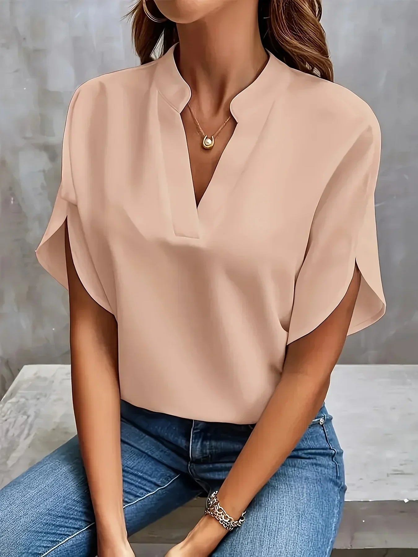 Women's Tailored Blouse with Structured Fit and Classic Style