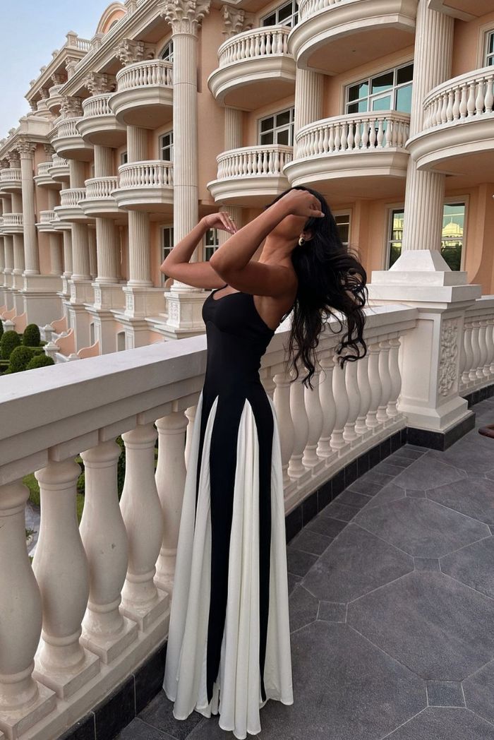 Women's Lace Maxi Dress with Elegant Design and Flowy Skirt