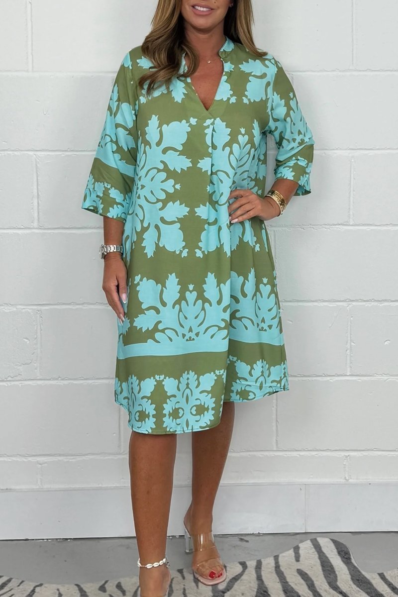 Women's Light Summer Dress with Sleeveless Design and Flowing Skirt
